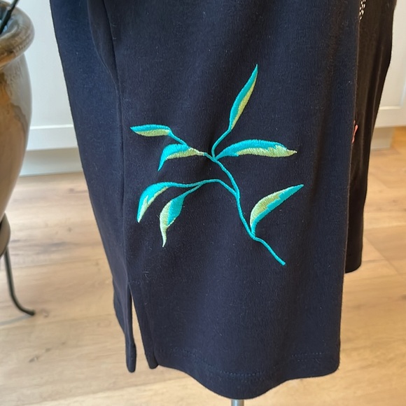 EUC Vintage Alfred Dunner embroidered floral patterned short sleeve black tshirt - Picture 4 of 8